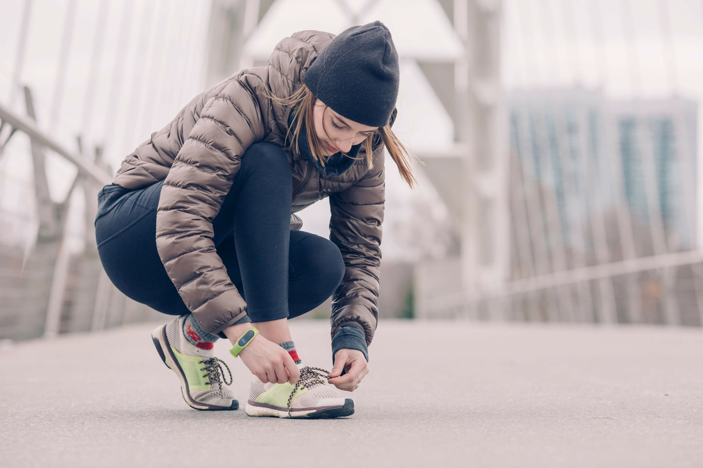 woman-athlete-tying-shoes