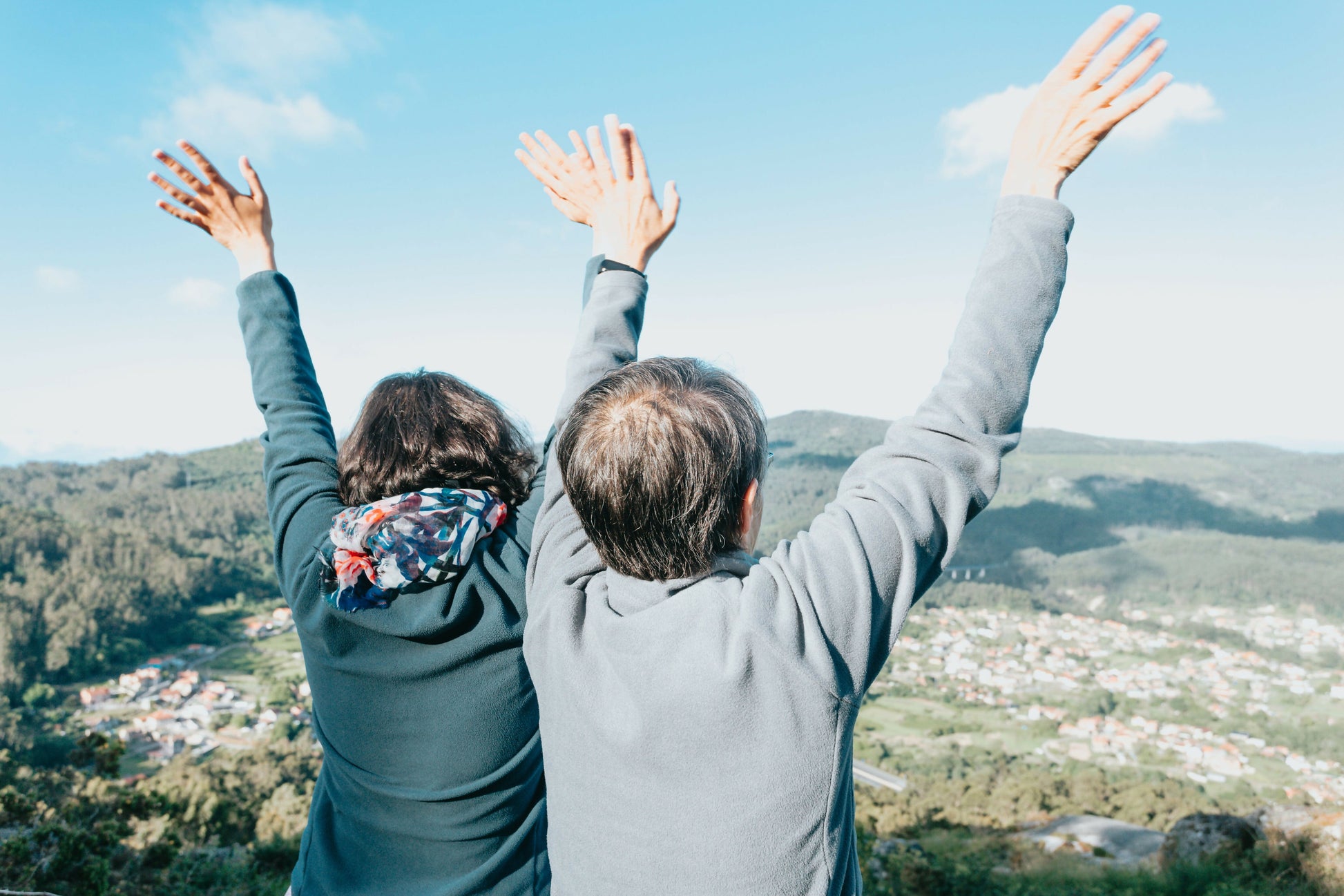 two-people-holds-their-hands-above-their-heads